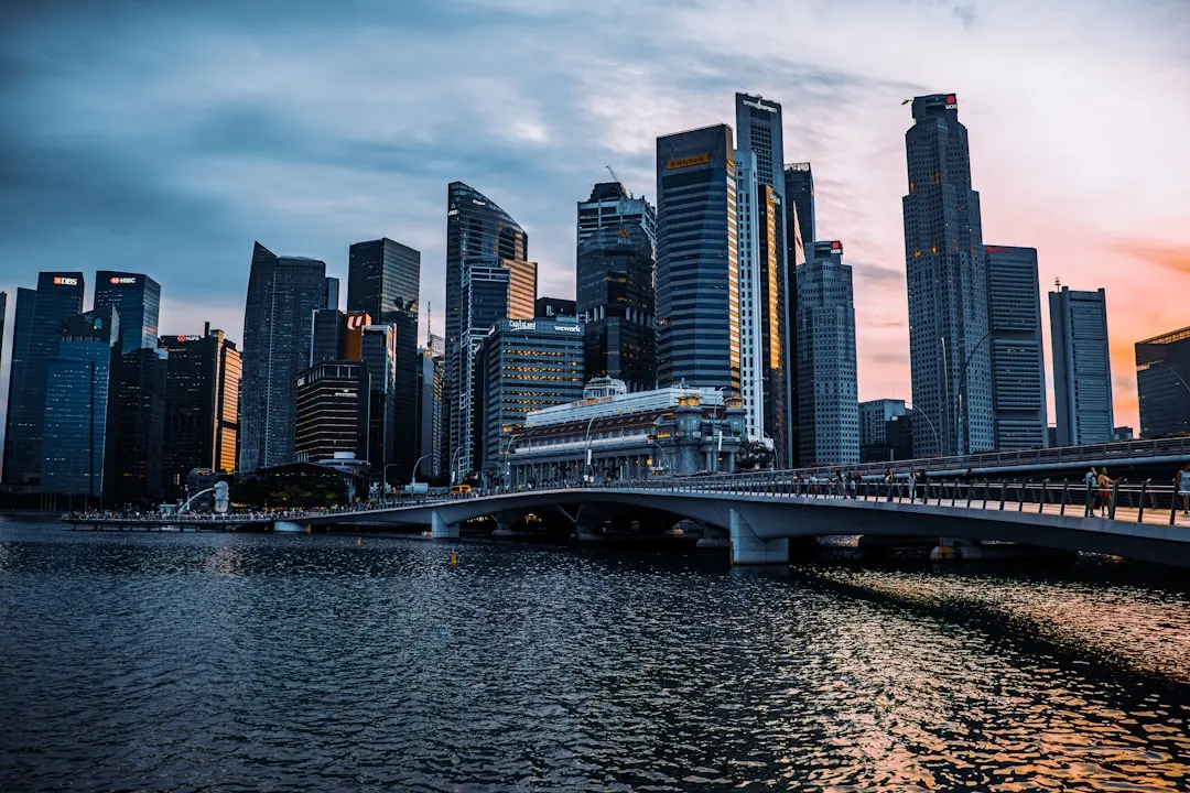 Quang cảnh trung tâm tài chính Singapore lúc hoàng hôn